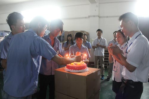 壽星們點(diǎn)蠟燭，大家齊唱生日快樂歌