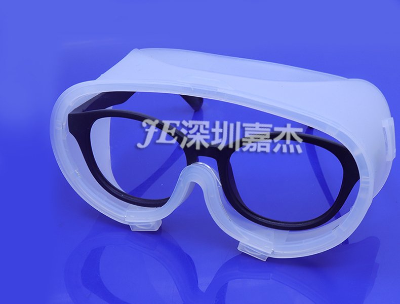 眼睛放飛沫感染，護目鏡或許是不錯的選擇